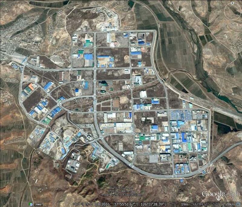 지난 2월 10일 운영이 중단된 이후 오늘날 개성공단의 모습. 도로 위에는 아무것도 다니지 않고, 고요함만이 가득하다. 사진-구글 어스 캡쳐/커티스 멜빈 제공