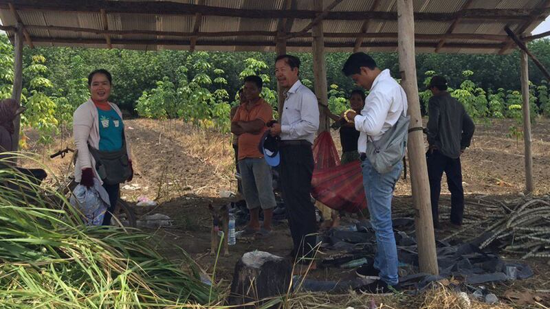 លោក រ៉ុង ឈុន តំណាងក្រុមប្រឹក្សាឃ្លាំមើលកម្ពុជា ជួបពលរដ្ឋនៅតំបន់ព្រំដែនកម្ពុជាវៀតណាម ចំណុចភូមិត្រពាំងផ្លុង ស្រុកពញាក្រែក ខេត្តត្បូងឃ្មុំ នៅថ្ងៃទី២១ ខែកក្កដា ឆ្នាំ២០២០។