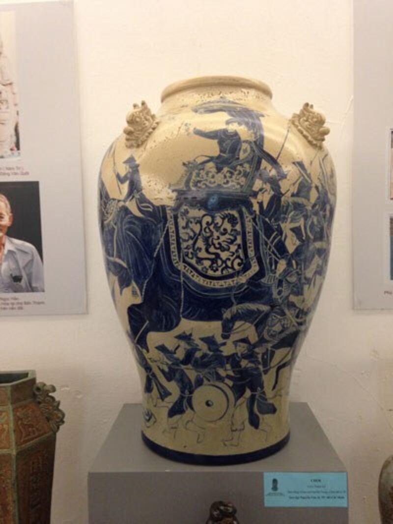 Hội sưu tầm cổ vật Gốm Nam bộ ở TP. Hồ Chí Minh vừa có cuộc trưng bày tại Bảo tàng mỹ thuật Việt Nam, thủ đô Hà Nội từ ngày 8 tháng 5 năm 2015.Hình do TS Hậu cung cấp.