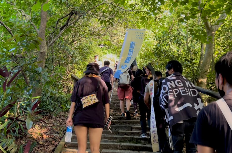 約10人的遊行隊伍在中國銀行台北分行外出發，遊行至象山。（淳音攝）