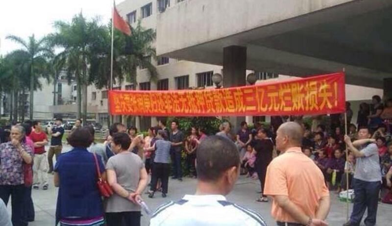 東莞虎門鎮龍眼村過百村民，4月14日前往鎮政府請願，抗議村幹部侵吞公款。（目擊者提供）