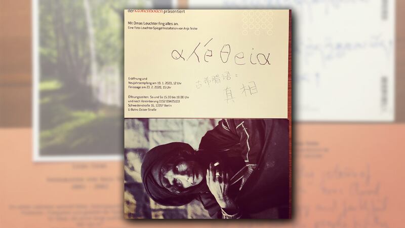 藝術家魯道夫（Rudolf）在明信片上用古希臘語和中文寫下「真相」。（藝術家丹暘提供）