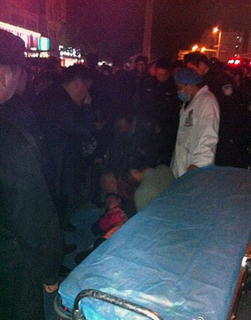 遭毆打倒地受傷的女攤販，其後被救護車送院。（相片由吳同學提供）