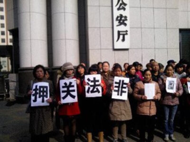 图片:长沙四位被拘留的访民家属到省公安厅抗议非法关押。(维权网)
