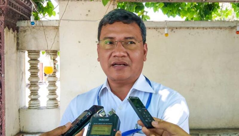 អ្នកនាំពាក្យ​សមាគម​សិទ្ធិមនុស្ស​អាដ​ហុក (ADHOC) លោក ស៊ឹង សែនករុណា ផ្ដល់​បទសម្ភាសន៍​ដល់​អ្នក​កាសែត នៅ​ខាង​ក្រៅ​របង​សាលាឧទ្ធរណ៍ កាល​ពីថ្ងៃ​ទី២១ មិថុនា ២០១៩។