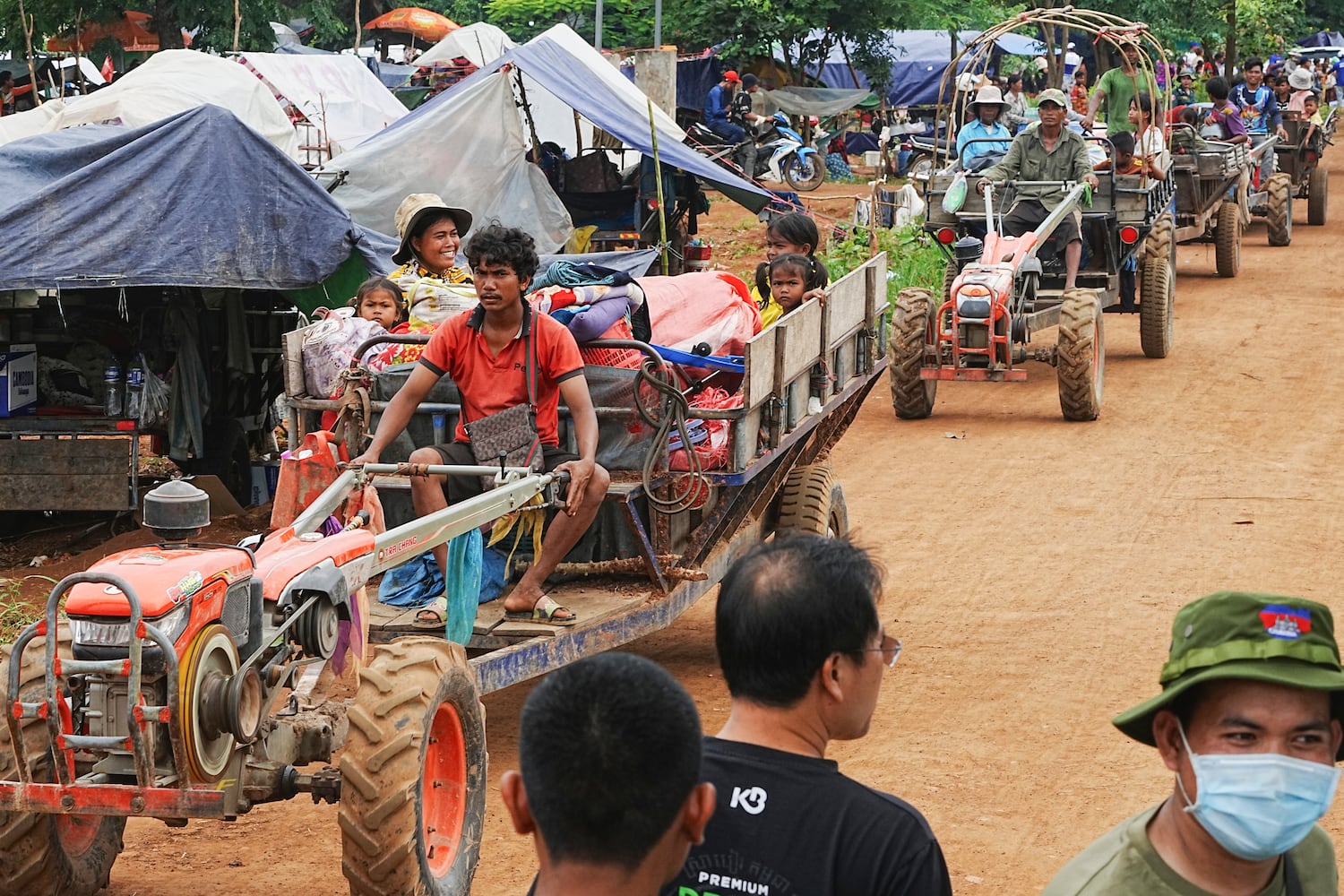 Displaced residents arrive by tractor as they take refuge in Batthkoa primary school in Oddar Meanchey province, Cambodia, July 26, 2025.