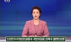북한 조선중앙TV 아나운서가 4일 박근혜 대통령을 실명으로 비난하며 경제 건설과 핵무력 건설의 '병진노선'을 계속 추진하겠다고 밝힌 국방위원회 정책국 대변인 성명 내용을 전하고있다.