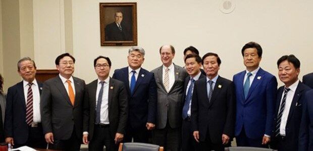 지난 11일 워싱턴DC 미국 연방하원 레이번빌딩에서 미국 하원 외교위원회 아시아태평양소위원회와 개성공단 재개를 위한 한국 중소기업 대표단이 함께 주최한 '개성공단 설명회'에서 참석자들이 기념촬영을 하고 있다.