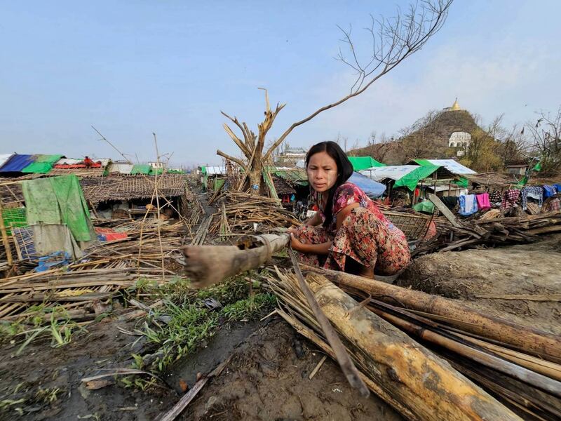 ရသေ့တောင်မြို့နယ် စေတီတောင်အရှေ့ စစ်ဘေးဒုက္ခသည်စခန်းမှာ နေထိုင်သူတစ်ဦး မိုခါမုန်တိုင်းကြောင့် ပျက်စီးသွားတာတွေကို ၂၀၂၃ ခုနှစ် မေလ ၂၅ ရက်နေ့က ရှင်းလင်းနေစဉ်။ (Photo : RFA)