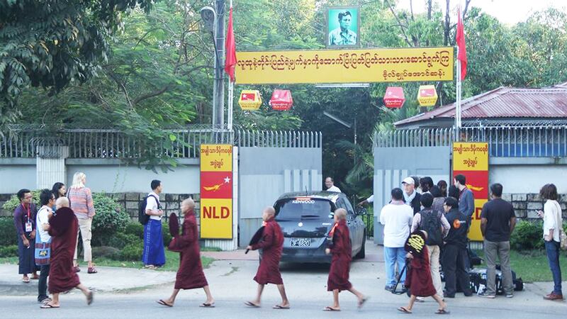 ၂ဝ၁၅ ခုနှစ် နိုဝင်ဘာလ ၅ ရက်နေ့က တွေ့မြင်ရသည့် ရန်ကုန်မြို့ ဗဟန်းမြို့နယ်၊ တက္ကသိုလ်ရိပ်သာလမ်း၊ ခြံအမှတ် (၅၄) မျက်နှာစာရှေ့ မြင်ကွင်း။ (Photo: RFA)