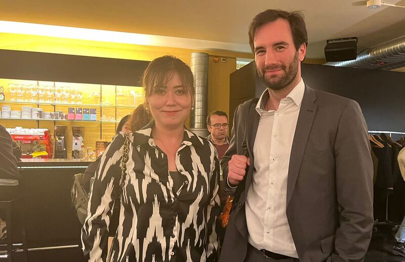 شىۋېتسارىيە ئۇيغۇر جەمئىيىتى رەئىسى رىزۋانئاي ئىلھام خانىم شىۋېتسارىيە تاشقى ئىشلار مىنىستىرلىقى كىشىلىك ھوقۇق كومىتېتى دىپلوماتى، دۆلەت كاتىبات باشقارمىسىدىن پاسكال خۇباتكا ئەپەندى بىلەن. 2024-يىلى 18-مارت، بېرن، شىۋېتسارىيە.