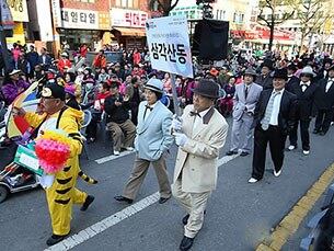 4.19혁명 53주년을 하루 앞둔 지난해 4월 18일 서울 강북구청 사거리에서 열린 '4.19민주혁명 국민문화제'에서 시민이 4.19혁명이 일어난1960년의 의상을 입고 행진을 하고 있다.