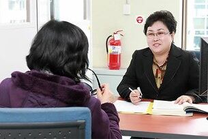 북한인권침해신고센터에서 한 북한이탈주민이 북한 정권으로부터 받은 인권침해에 대해 상담을 하고 있다.