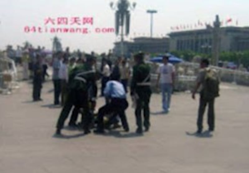 图片：天安门城楼下访民被抓 (六四天网)