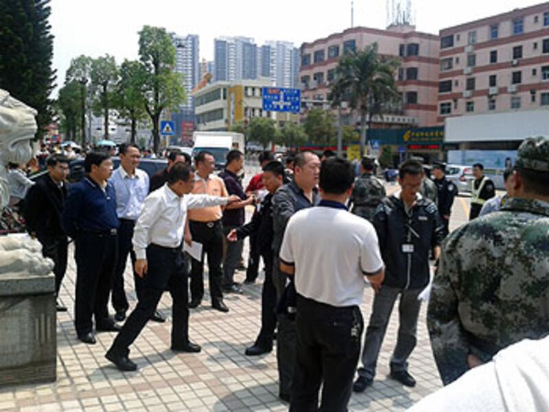 沙井市政府的領導在政府前與深圳聯能科技第二分廠罷工員工進行交涉。(罷工員工提供)