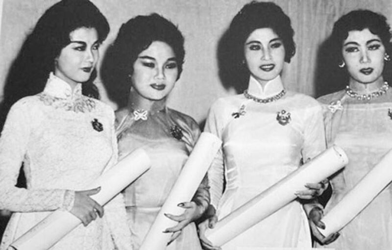 Thanh Nga nhận HCV giải Thanh Tâm năm 1958 , thời điểm cô đạt đỉnh cao danh vọng Từ trái qua: Thanh Nga - Ngọc Giàu - Lan Chi - Bích Sơn (ảnh minh họa)