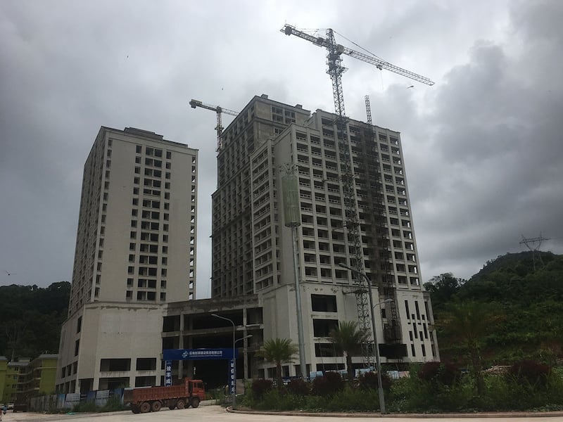 中国海城集团在老挝边境城市磨丁炸了六座山造镇,计划2035年吸引30万常住人口。(RFA)