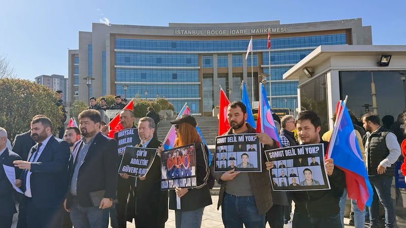 ئىستانبۇل رايونلۇق مەمۇرىي سوت مەھكىمىسىنىڭ ئالدىدا ئېلىپ بېرىلغان نارازىلىق نامايىشىنىڭ كۆرۈنۈشى. 2025-يىلى 14-مارت، ئىستانبۇل