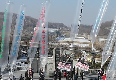 북한 김정일 국방위원장 생일인 지난 2013년 2월 16일 경기도 파주시 임진각 망배단에서 탈북자단체 자유북한운동연합 회원들이 대북전단을 날려 보내고 있다. 