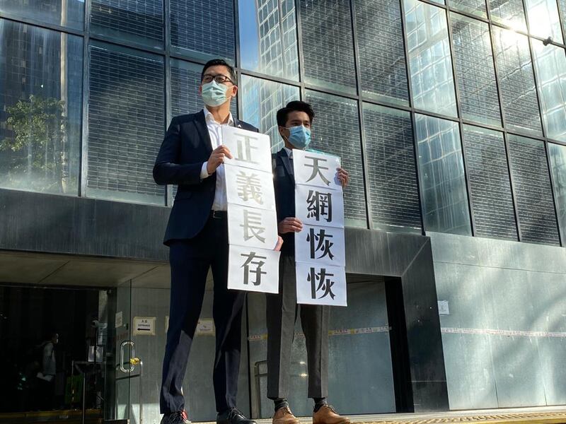 民主黨北區區議員林卓廷（左）及郭㙟豐（右）於裁決後會見記者，代表受害人兩名兒子發表聲明。（劉少風攝）