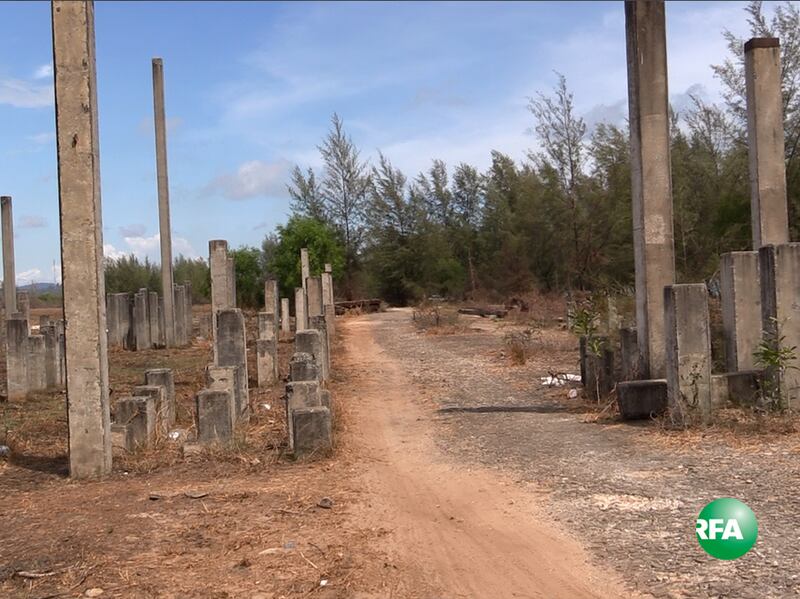 ផ្លូវក្រាលកៅស៊ូនៅប្របឆ្នេរអូរឈើទាល ខេត្តព្រះសីហនុ កាលពីថ្ងៃទី១០ ខែឧសភា ឆ្នាំ២០១៦។ RFA/Den Ayuthyea