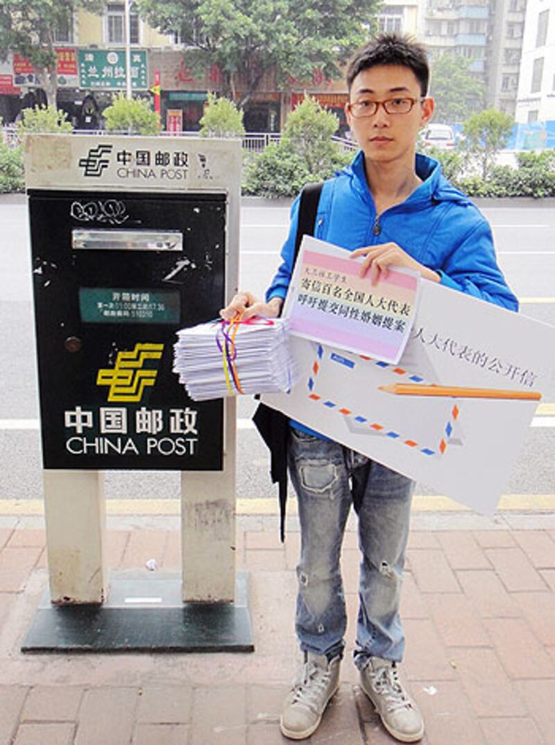 廣州男同性戀者梁文輝，2月27日到海珠區民政局附近郵局，向百名全國人大代表寄出信件。（照片由梁文輝提供）