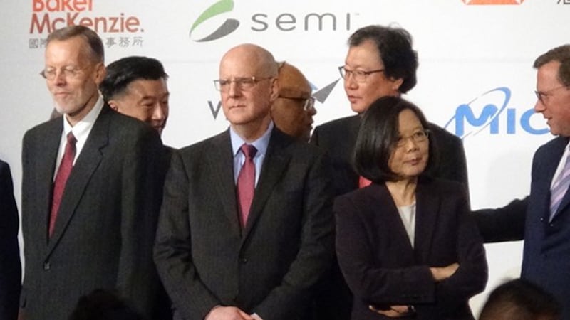 蔡英文出席美国商会“谢年饭”,在台上与美国国务院赴台最高层级官员、副助卿米德伟(左二)互动不多。(记者夏小华摄)