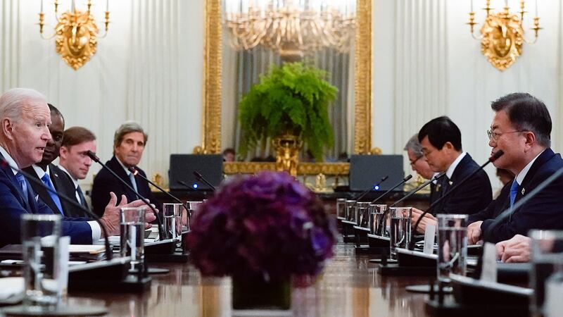 2021年5月21日，美国总统拜登和韩国总统文在寅与在白宫国宴厅举行扩大双边会议。（美联社）