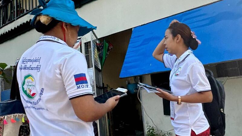 ရန်ကုန်မြို့ နေရာတချို့တွင် သန်ခေါင်းစာရင်းကောက်ယူနေသည်ကို ၂၀၂၄ ခုနှစ်၊ အောက်တိုဘာလ ၉ ရက်က တွေ့ရစဥ်။ (RFA Photo)