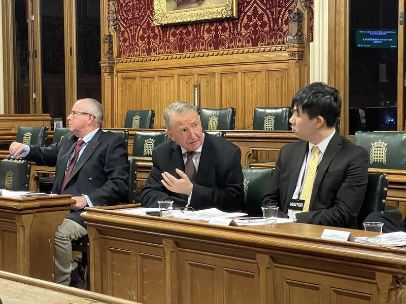 “重光团队”周一（14日）在英国国会举行发布会，由英国国会“跨党派香港小组”（All-Party Parliamentary Group on Hong Kong，APPG on Hong Kong）副主席、上议员奥尔顿勋爵（Lord David Alton）主持。（邢博泓摄）
