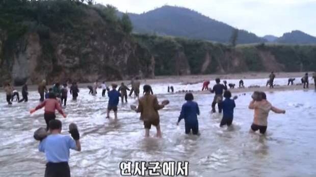 지난 2016년 함경북도 연사지구 홍수 피해복구 현장에서 백두산영웅청년여단 돌격대원들이  다리 복구작업 등을 벌이고 있다.