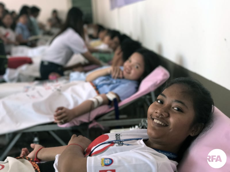 យុវជន​នាំ​គ្នា​​ផ្ដល់​ឈាម​នៅ​​ក្នុង​ថ្ងៃ​នៃ​​ក្ដី​ស្រឡាញ់ ​១៤ ​កុម្ភៈ ឆ្នាំ​២០១៧ នា​មជ្ឈមណ្ឌល​ជាតិ​ផ្ដល់​ឈាម រាជធានី​ភ្នំពេញ។ RFA/Ou Banung