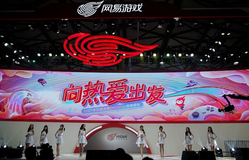 2021 年 7 月 30 日,上海举行的中国数字娱乐博览会暨会议(也称为 ChinaJoy)上,互联网技术公司网易的标志。(路透社)