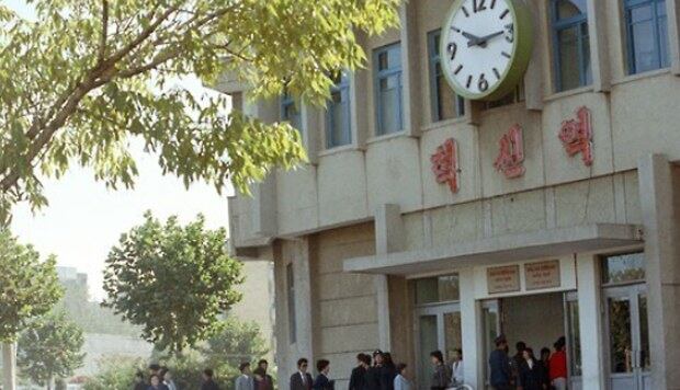 북한은 7일 "일본 제국주의자들이 우리나라 표준시를 빼앗았다"며 광복 70주년을 맞는 오는 15일부터 표준시간을 기존에 사용하던 동경시보다 30분 늦춰 사용한다고 발표했다. 사진은 평양시내의 혁신 역사.