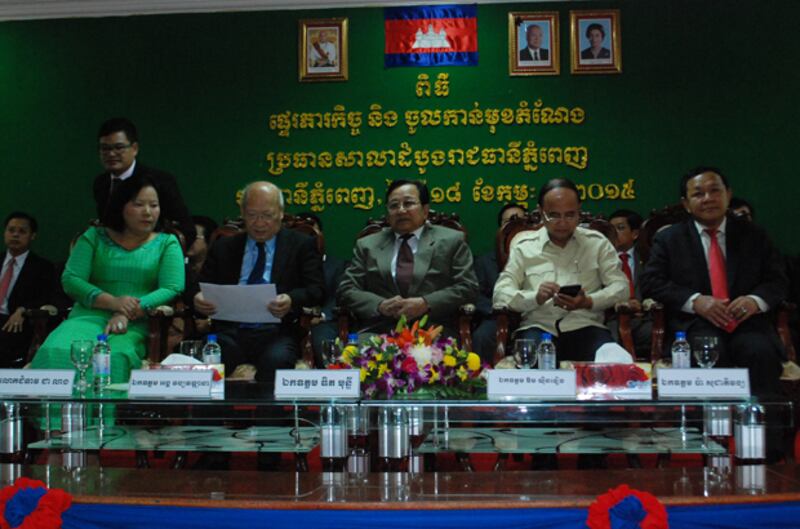 គណៈ​អធិបតី​ចូលរួម​ពិធី​ផ្ទេរ និង​ចូល​កាន់​តំណែង​ជា​ប្រធាន​តុលាការ​រាជធានី​ភ្នំពេញ នៅ​ថ្ងៃ​ទី​១៨ ខែ​កុម្ភៈ ឆ្នាំ​២០១៥។ 