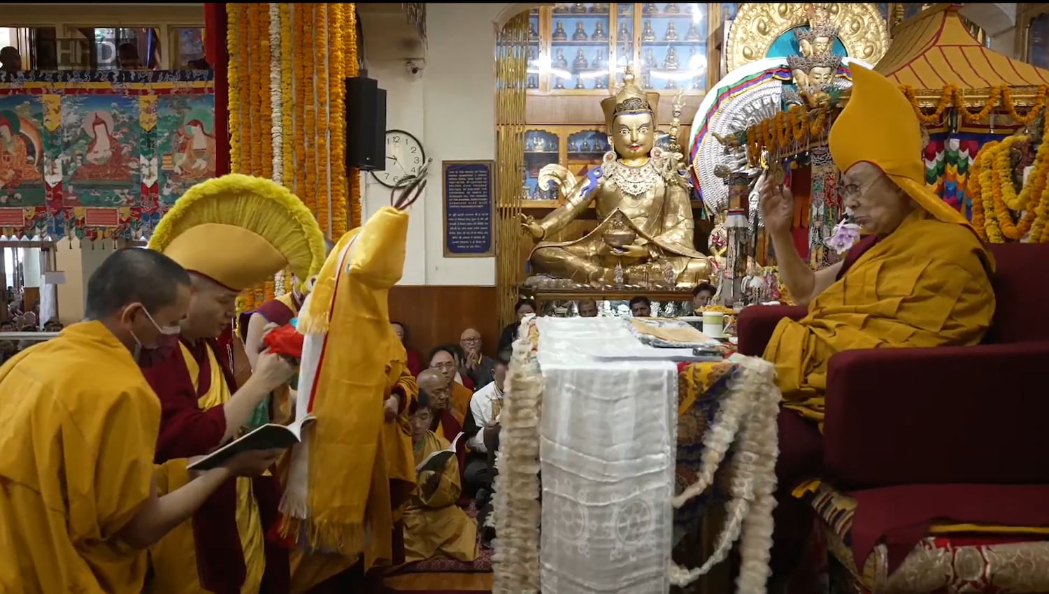 མདོ་ཁམས་ཆུ་བཞི་སྒང་དྲུག་དང་ཧི་མ་ལ་ཡའི་ནང་པའི་རིག་གཞུང་མཐུན་ཚོཊ་ཀྱིས་བརྟན་བཞུགས་ཕུལ་བ།