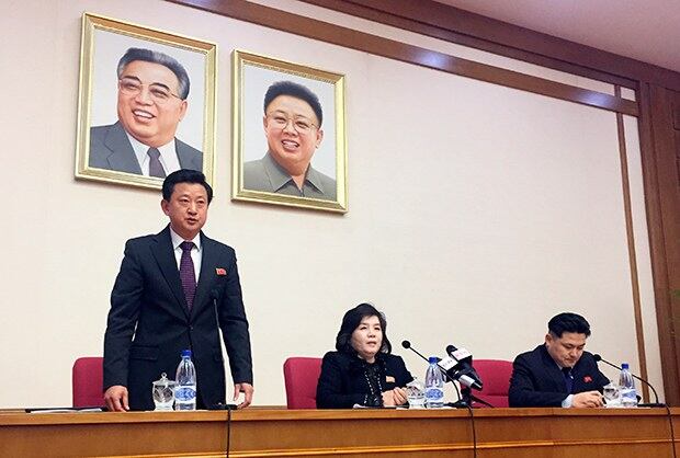 최선희 부상(가운데)이 지난 3월 15일 평양에서 외국공관원과 4명의 외국통신기자들을 상대로 뒤늦게 하노이 정상회담의 결렬 이유를 설명 하고 있다.