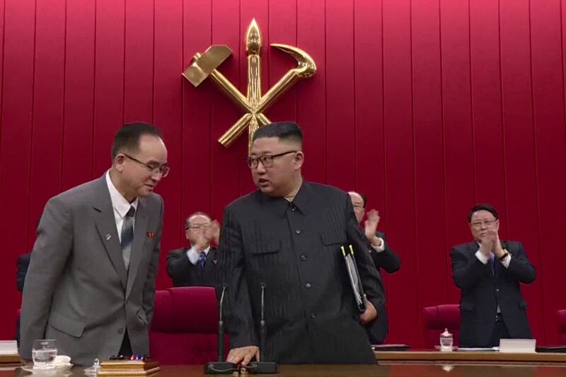 김 총비서의 총애를 받고 있는 것으로 알려진 조용원 당 조직비서가 공손한 자세로 김 총비서의 설명에 귀를 기울이는 모습.