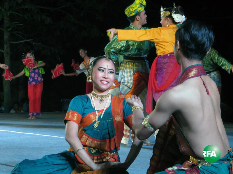 របាំ​របស់​ប្រទេស​ម៉ាឡេស៊ី ត្រូវ​បាន​សម្ដែង​នៅ​ក្នុង​ព្រឹត្តិការណ៍​ភ្ជាប់​វប្បធម៌​អាស៊ាន-​ចិន កាល​ពី​យប់​ថ្ងៃ​ទី​២៨ ខែ​ធ្នូ ឆ្នាំ​២០១៦ នៅ​មុខ​ប្រាសាទ​បាយ័ន ខេត្ត​សៀមរាប។ RFA/Hang Savyouth
