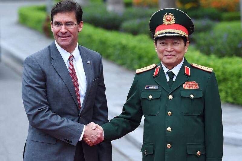 Hình minh hoạ. Bộ trưởng Quốc phòng Mỹ Mark Esper (trái) và Bộ trưởng Quốc phòng Việt Nam Ngô Xuân Lịnh (phải) ở Hà Nội hôm 20/11/2019