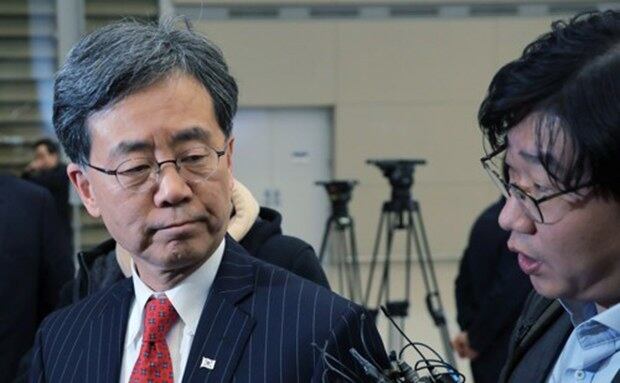김현종 청와대 국가안보실 2차장이 5일 오전 인천국제공항 2터미널 입국장에서 취재진과 인터뷰를 하고 있다.