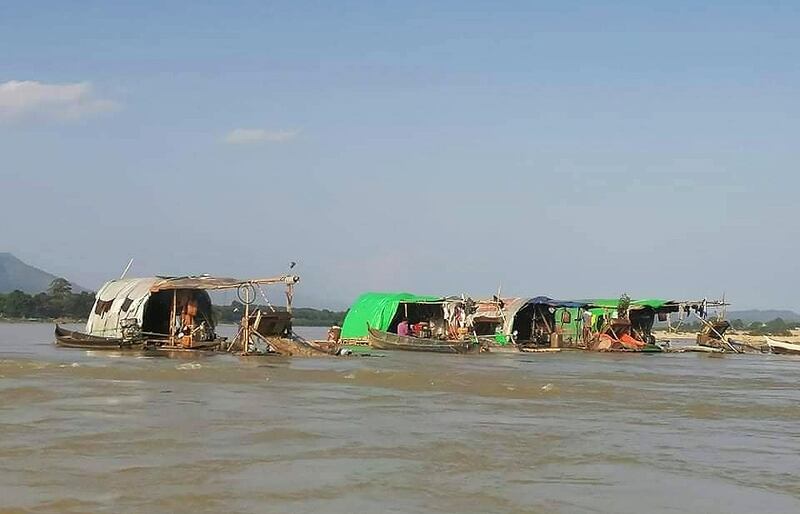 (မြစ်လယ်မှာ ဖောင်တွေနဲ့ တရားမဝင် ရွှေတူးနေကြစဥ်) Photo: CJ