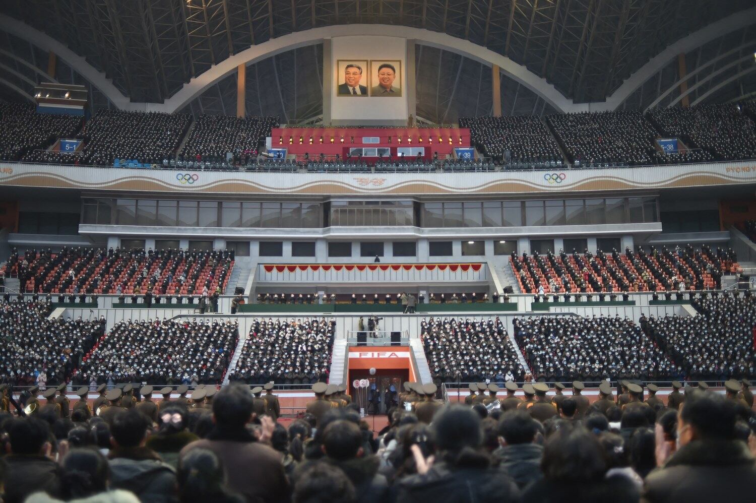 평양 5월1일 경기장에서 열린 조선노동당 제8기 중앙위원회 제6차 전원회의 결의 이행을 다짐하는 궐기대회에 참석한 사람들의 모습.