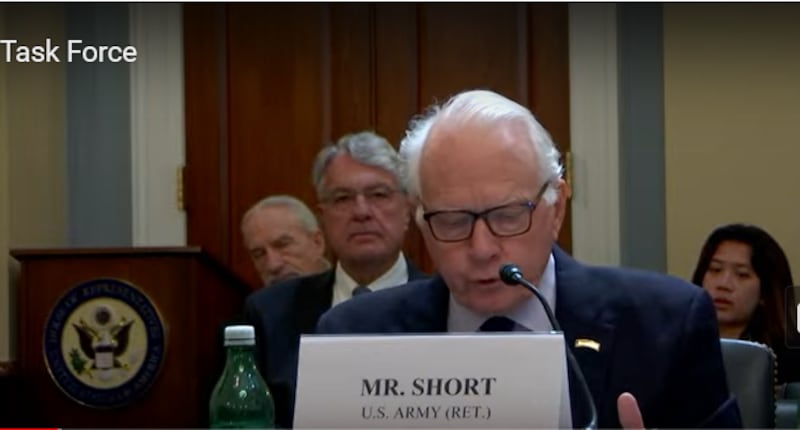 美国首席谈判代表、退役陆军上校阿尔伯·肖特（Albert V. Short）在听证会上呼吁国会尽快通过相关协定的批准，为美国与自由联合邦国家和该地区的关系设定修正路线。（视频截图/美国国会）