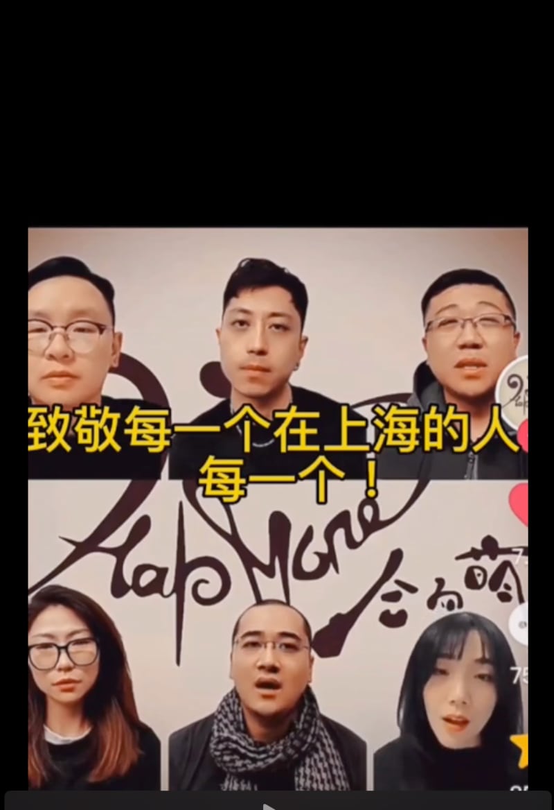 网上另流传四男二女露脸慷慨激昂高唱的《四月英雄》,若不是字幕打上“致敬每一个在上海的人!每一个!”。(网上截图)