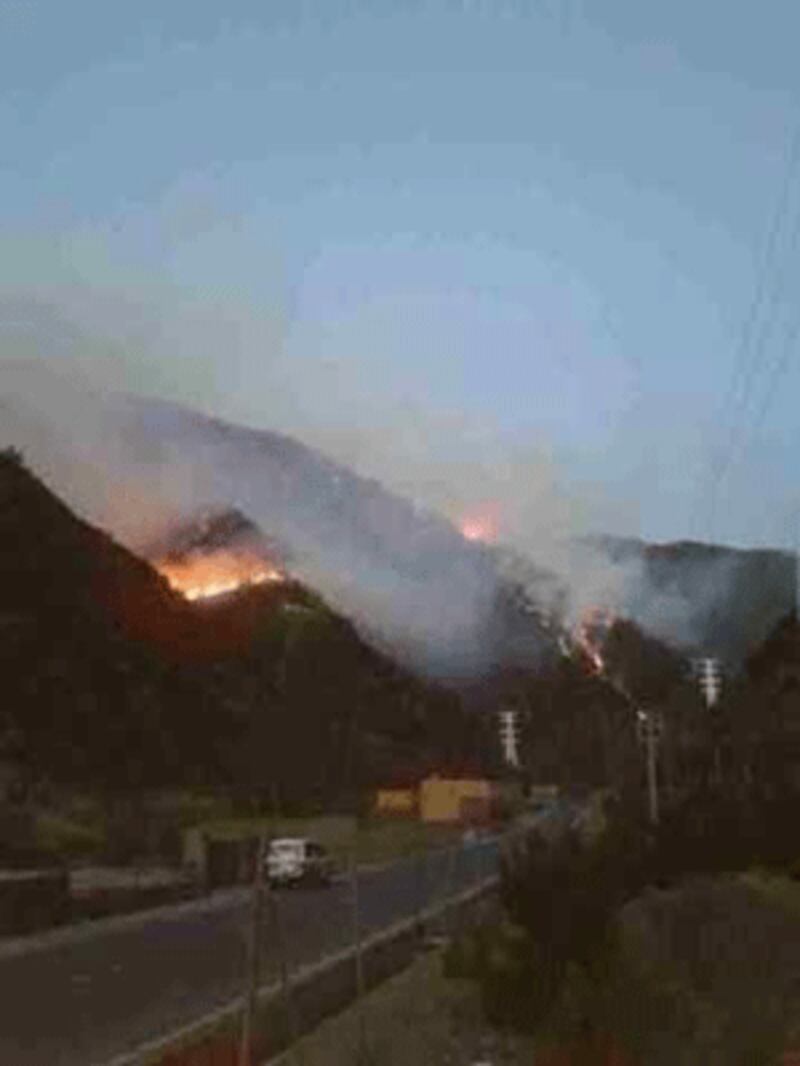 Fire rages near a highway in Nyagchuka county, Jan. 25, 2014. (Photo courtesy of an RFA listener)