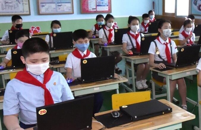 평양제4소학교 학생들이 각자 유선 망이 연결된 노트북을 열고 수업을 받고 있다.