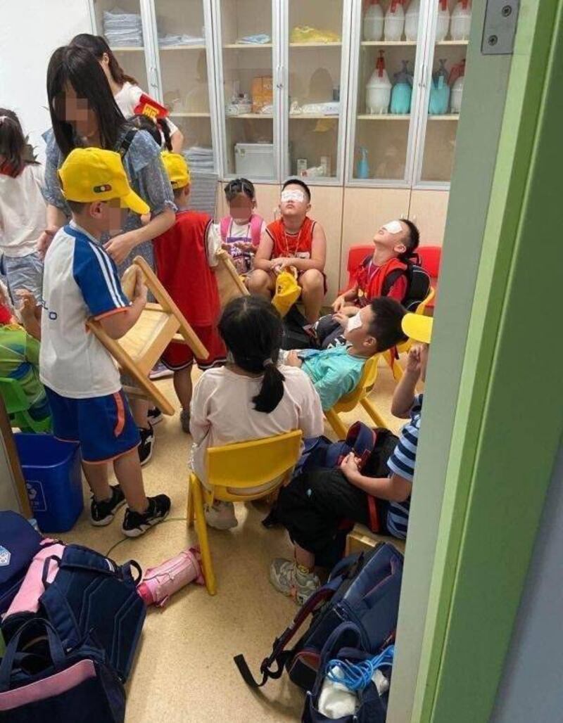 杭州一所小学由于紫外线灯误开，造成学童眼睛和皮肤灼伤。（翻摄自网络）