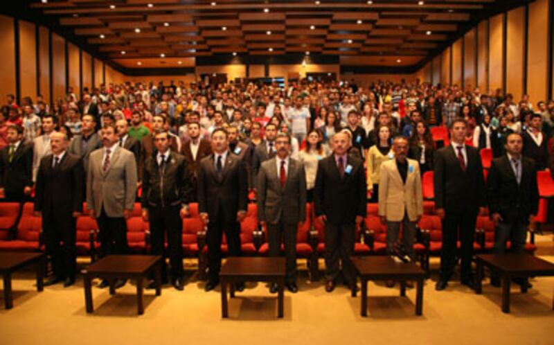 تۈركىيىنىڭ سىۋاس ۋىلايىتىدە ئۆتكۈزۈلگەن «قانلىق يارا شەرقىي تۈركىستان» ناملىق يىغىن زالى كۆرۈنۈشى. 2012-يىلى 15-ئۆكتەبىر، تۈركىيە.