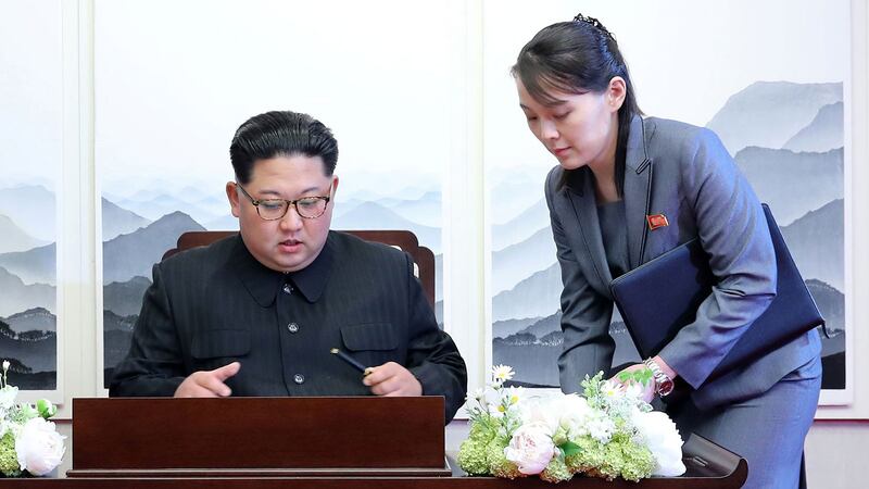 2018年4月27日，朝鲜领导人金正恩与妹妹金与正。（路透社）